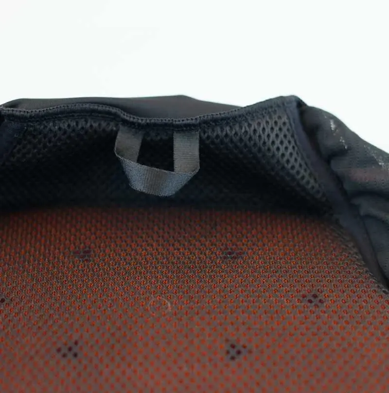 clover-protection-backprotector-black (1)4.webp