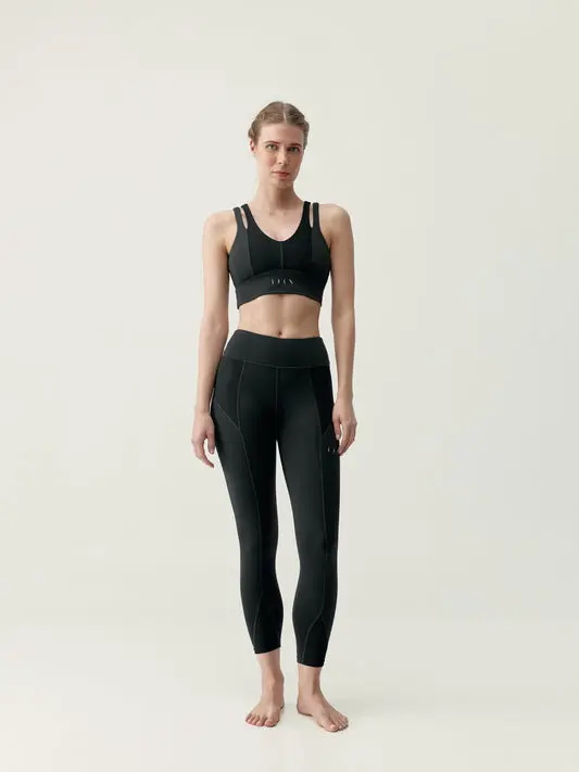 REKA-TP-BLACK4_a0023330-f835-4dbf-b275-e1a5a7ee9371.webp
